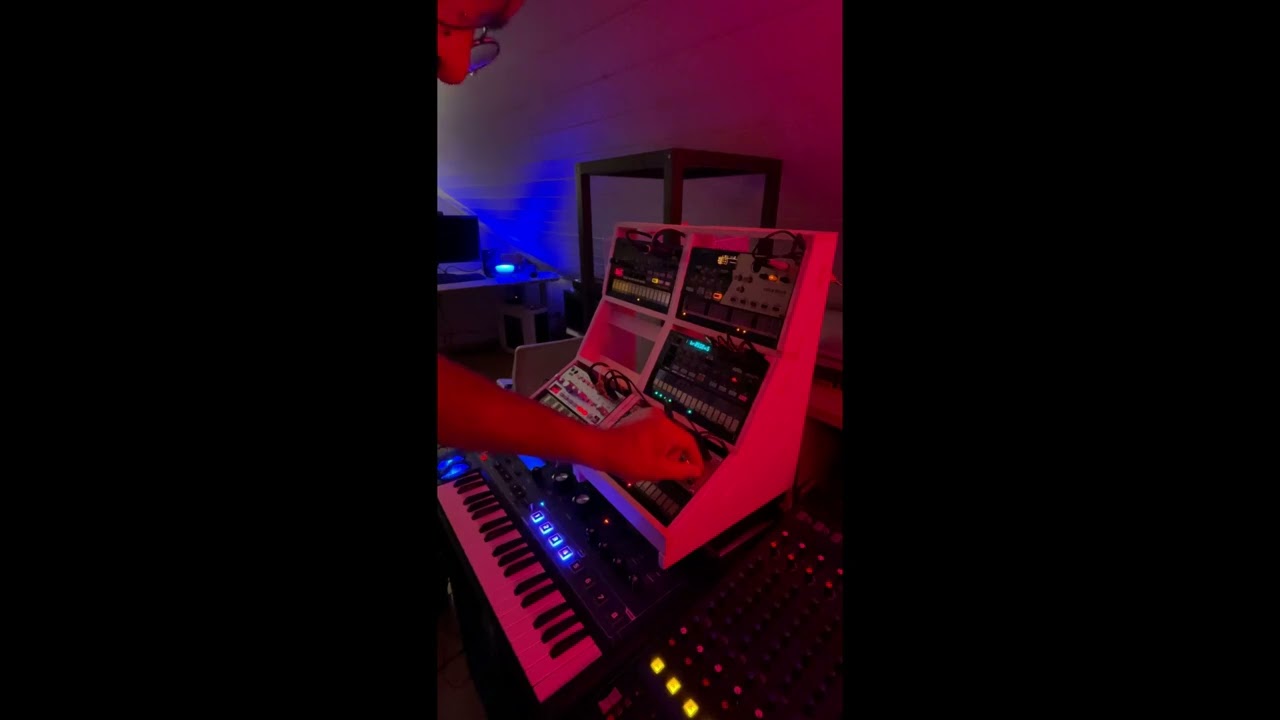 Wednesday Night Drive (Korg Volca 80s inspired Synthwave, Keys / Bass / FM2)