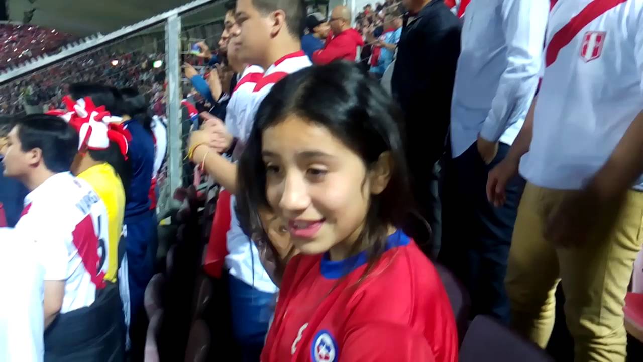 Niña chilena canta su himno en tribuna peruana.