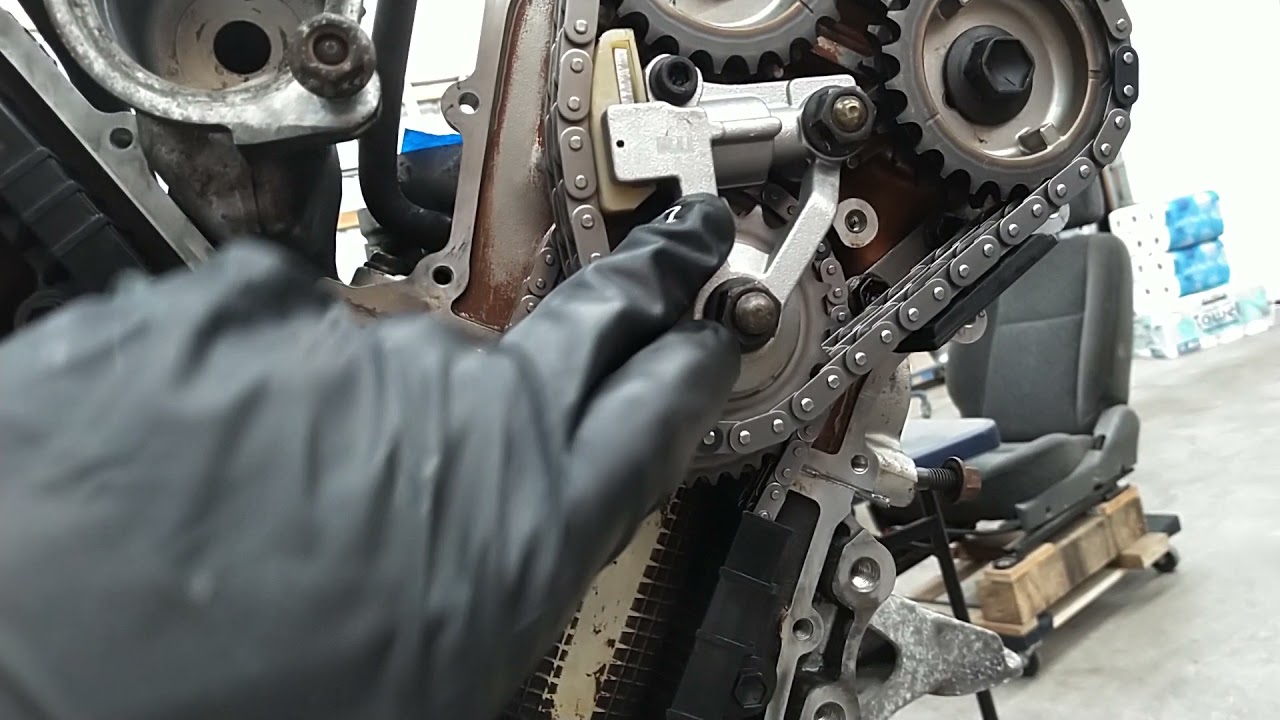 Inside look of an H25 or H27 Suzuki V6: timing system