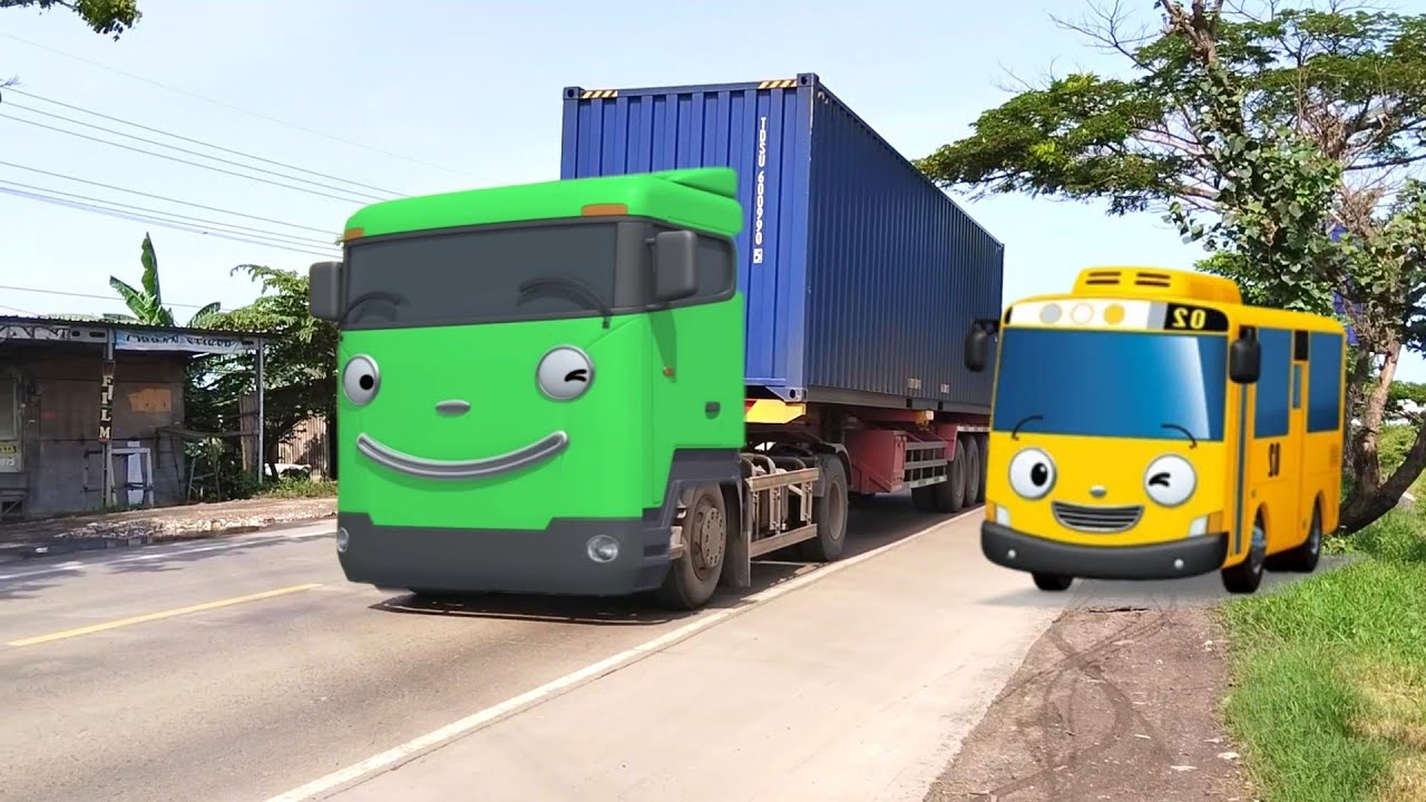 Ух ты, там есть большой контейнеровоз, автобус Telolet Express и автоцистерна Pertamina, которая ...