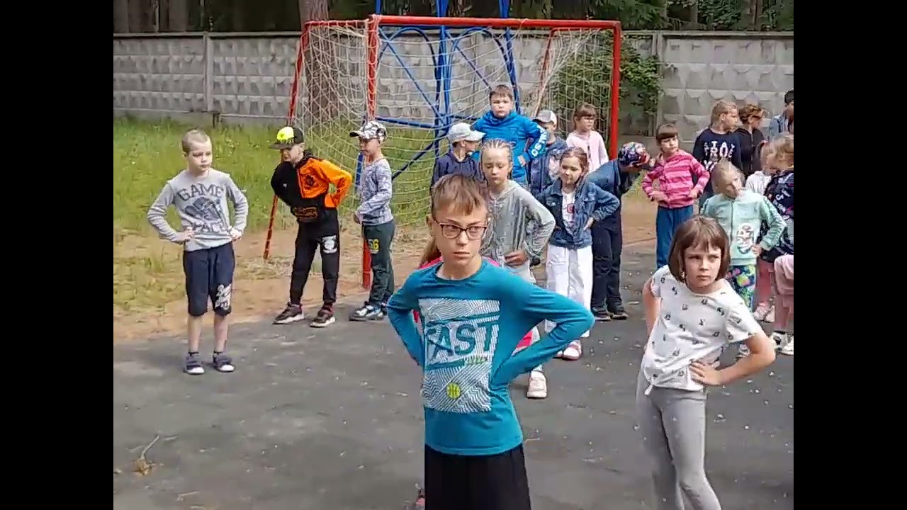 УТРЕННЯЯ ЗАРЯДКА В ЛАГЕРЕ 