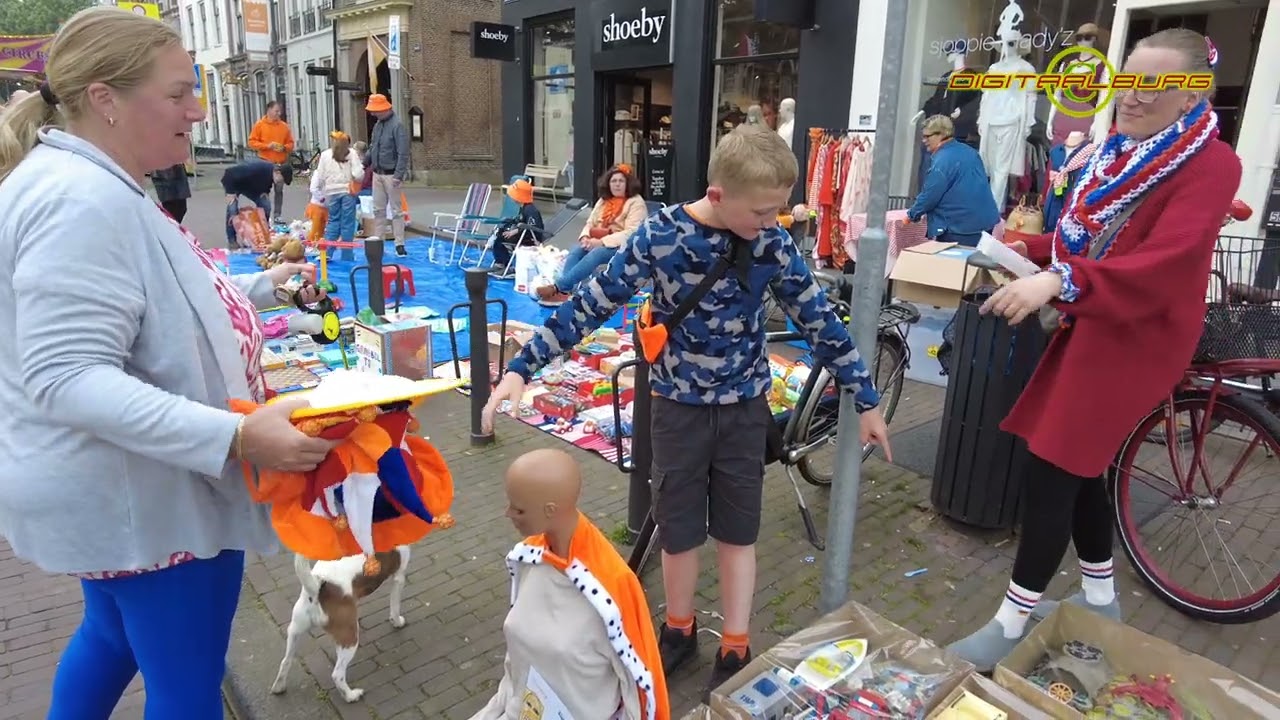 Drukte op de vrijmarkt in Zaltbommel tijdens Koningsdag 2025