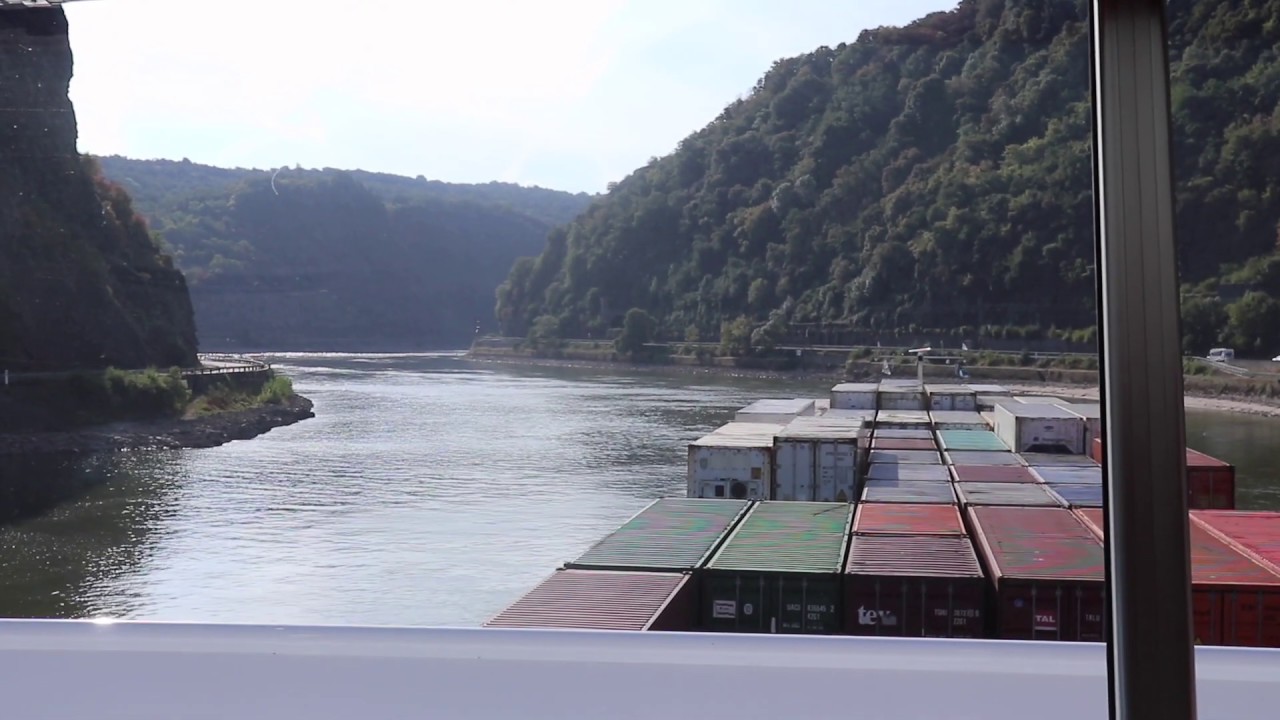Varen met containerschip door gebergte in Duitsland | Rijn | Binnenvaart | shipspotting