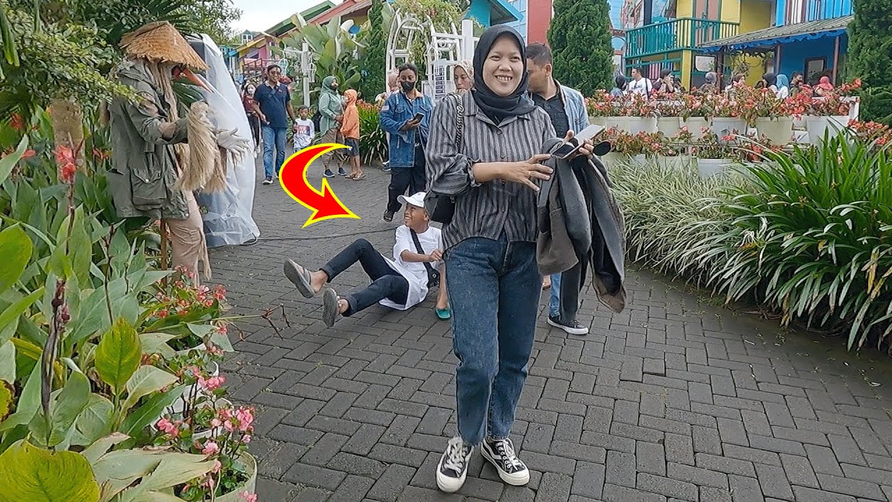 Scarecrow prank lucu banget..!!