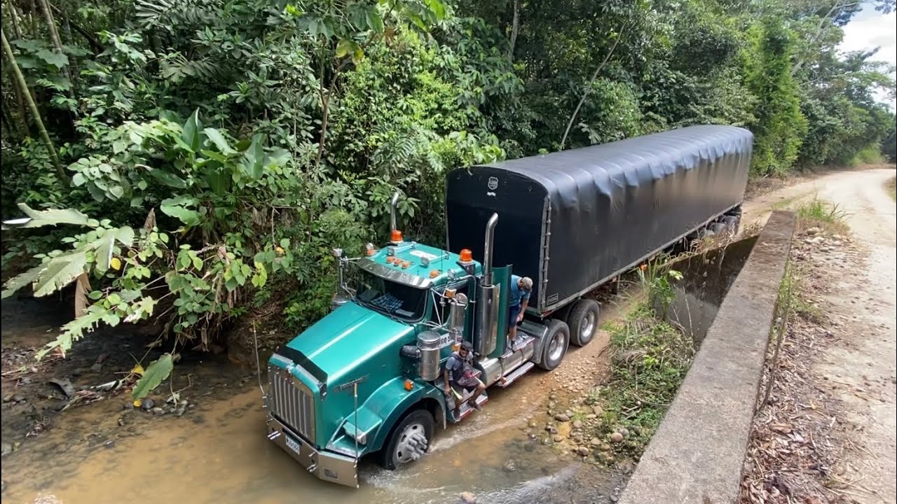 PASANDO POR UN RÍO PARA LLEGAR A LA PALMERA MANUELITA ¡ESTE ES MI LLANO! FORTRUCK EXPOSITION