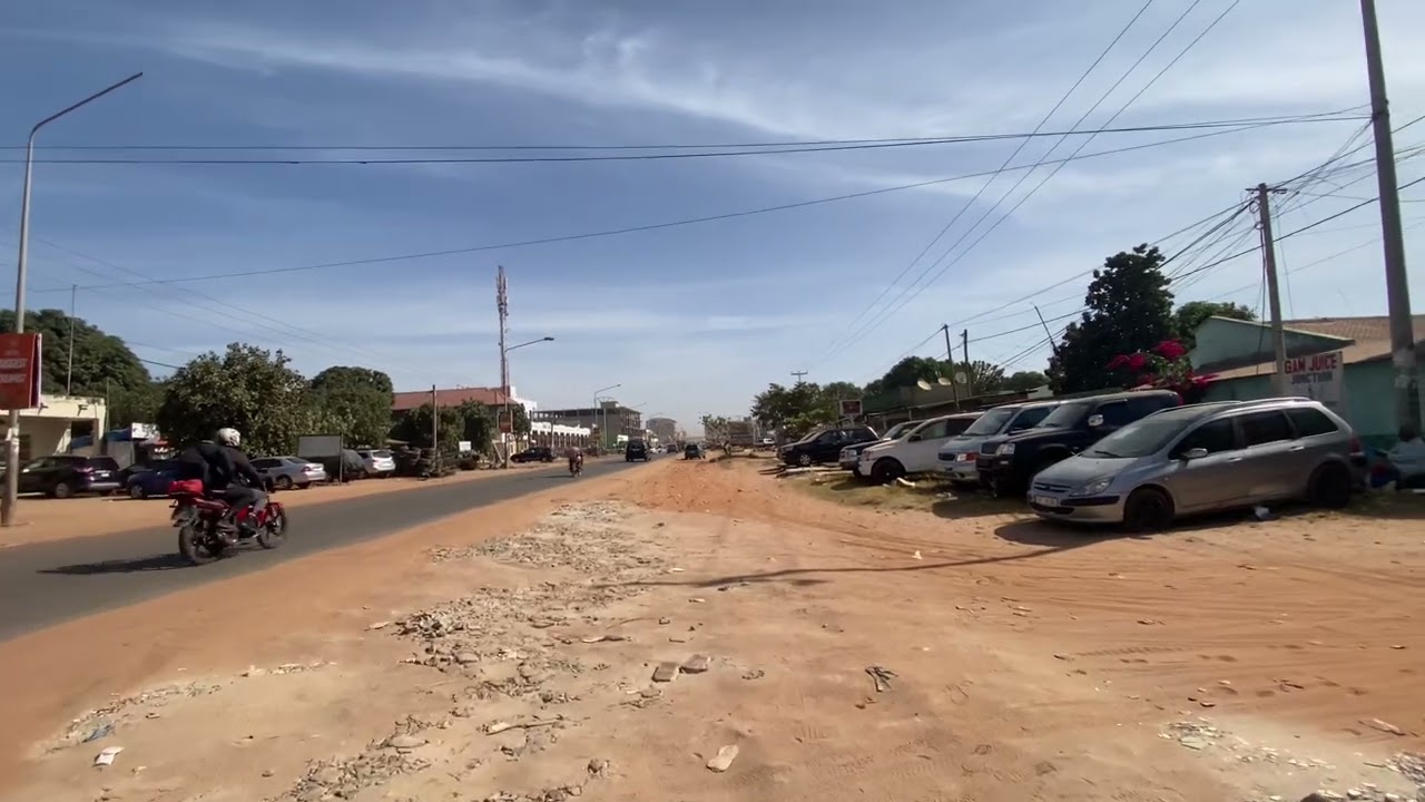 Поворотный круг на шоссе Бруфут в Гамбии 🇬🇲