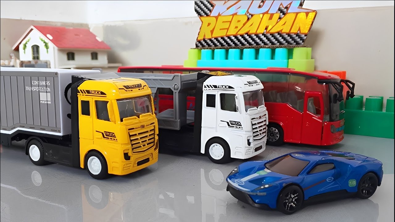 ILUSTRASI PERJALANAN TRUK TRAILER PUTIH YANG MOGOK SAAT MEMBAWA MUATAN MOBIL