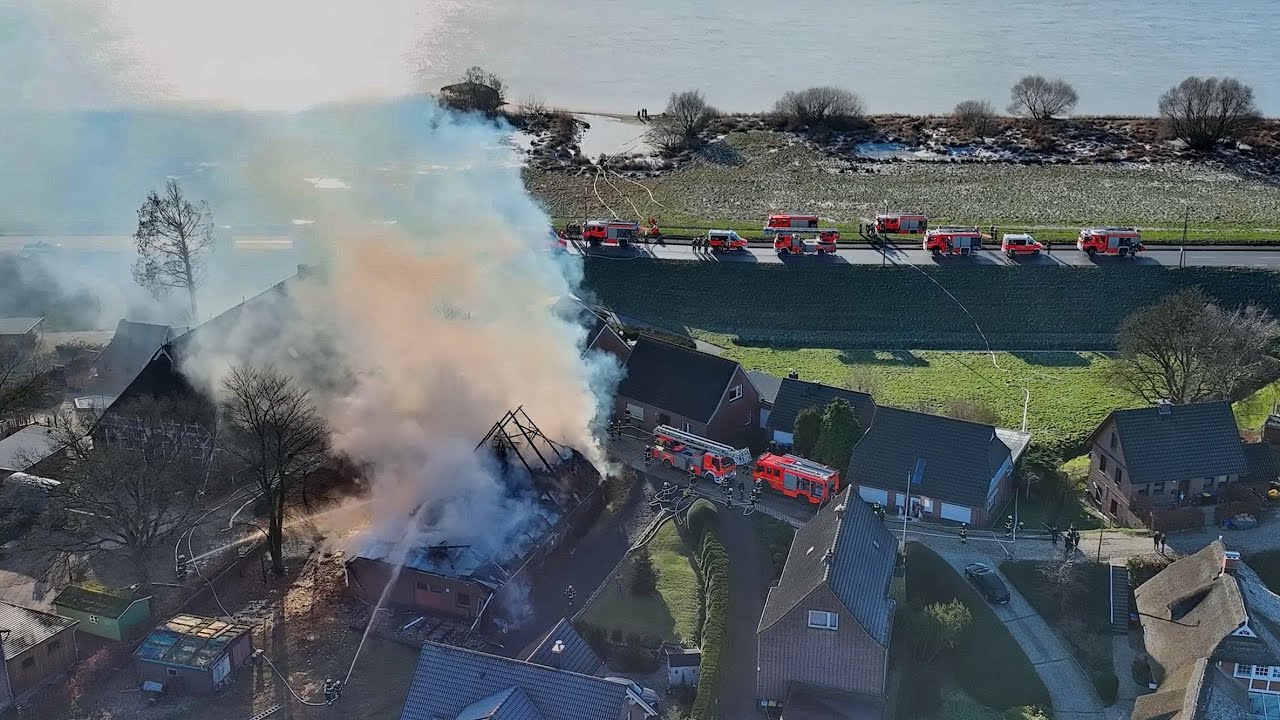 Wieder Großfeuer im Bezirk: In Kirchwerder ist ein Reetdachhaus vollständig abgebrannt