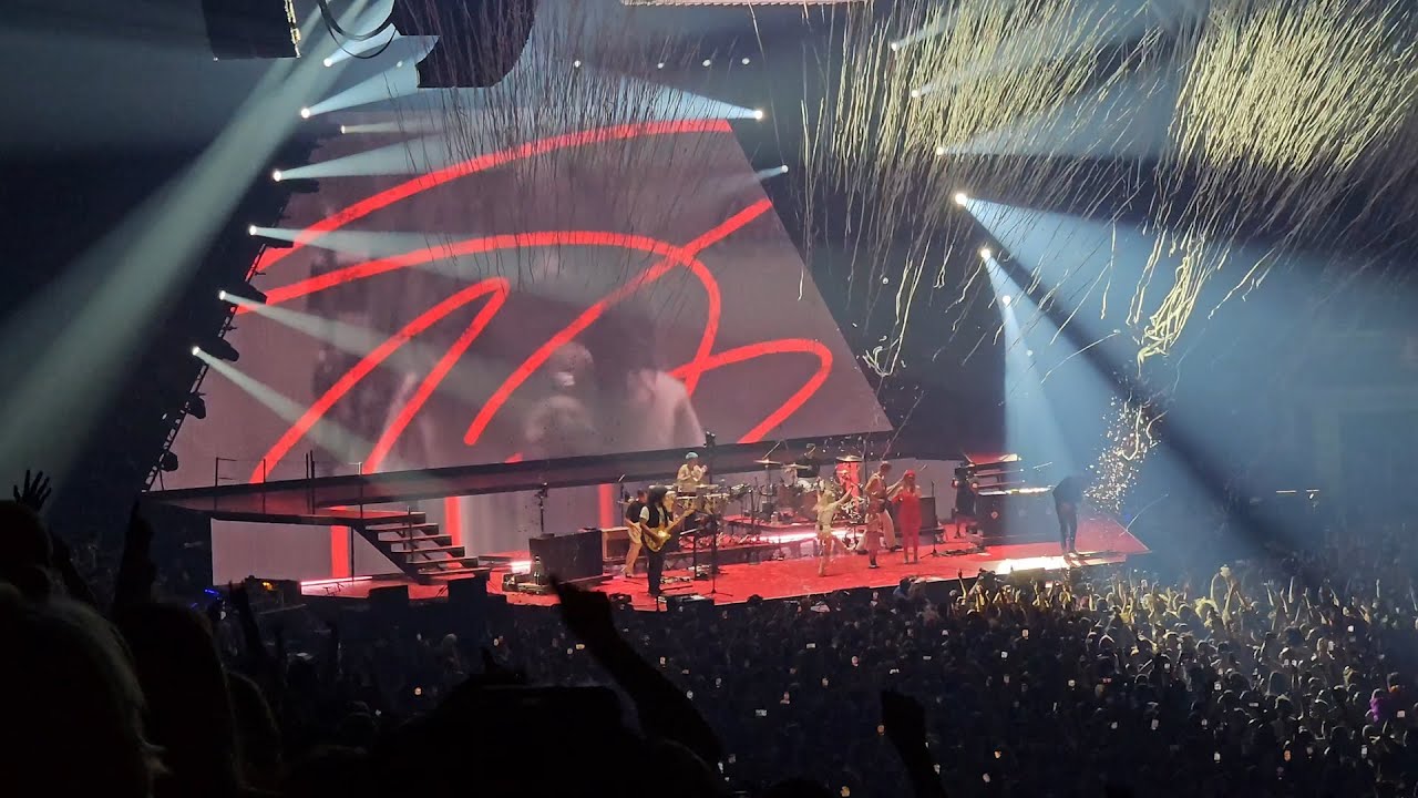 2023.08.09 Paramore - Misery Business Live in Seattle with Mom & Daughter, Lexie and Lilly!!