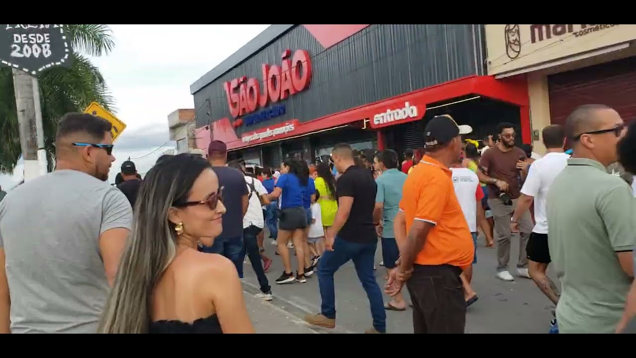 Chegada do bloco da alegria na praça de eventos 