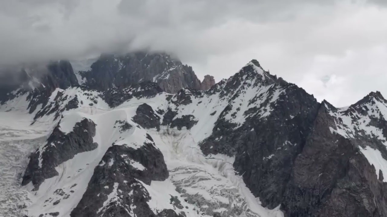 La zona dove è precipitato il parapendio, sulla cresta del Brouillard (Monte Bianco)