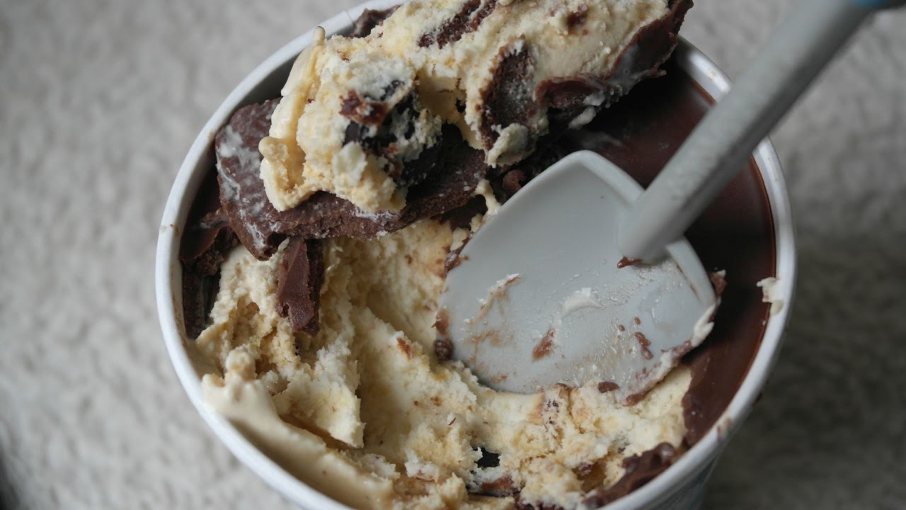 Ben & Jerry's - Topped Salted Caramel Brownie | Review / Unboxing | FoodLoaf
