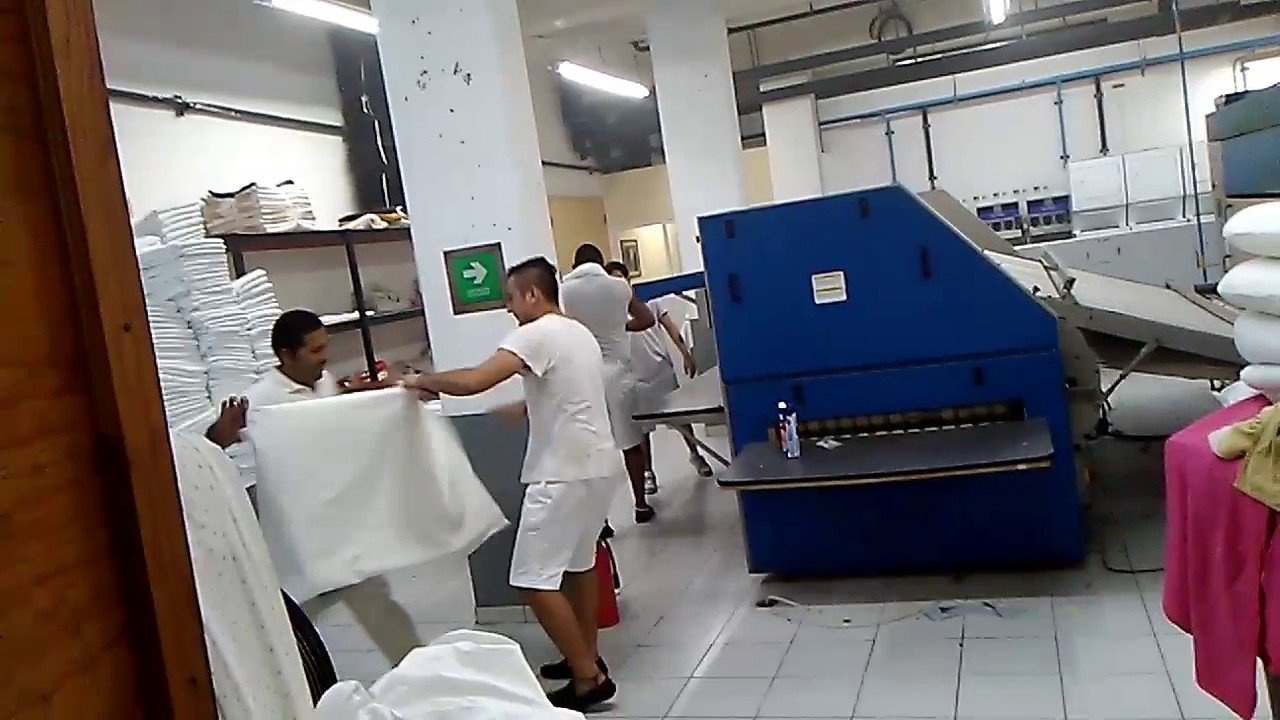 Trabajando en lavanderia industrial de hotel.