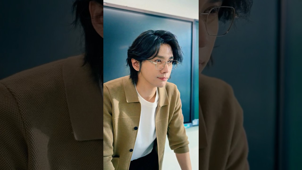 A former mob boss becomes a teacher to handle mischievous students