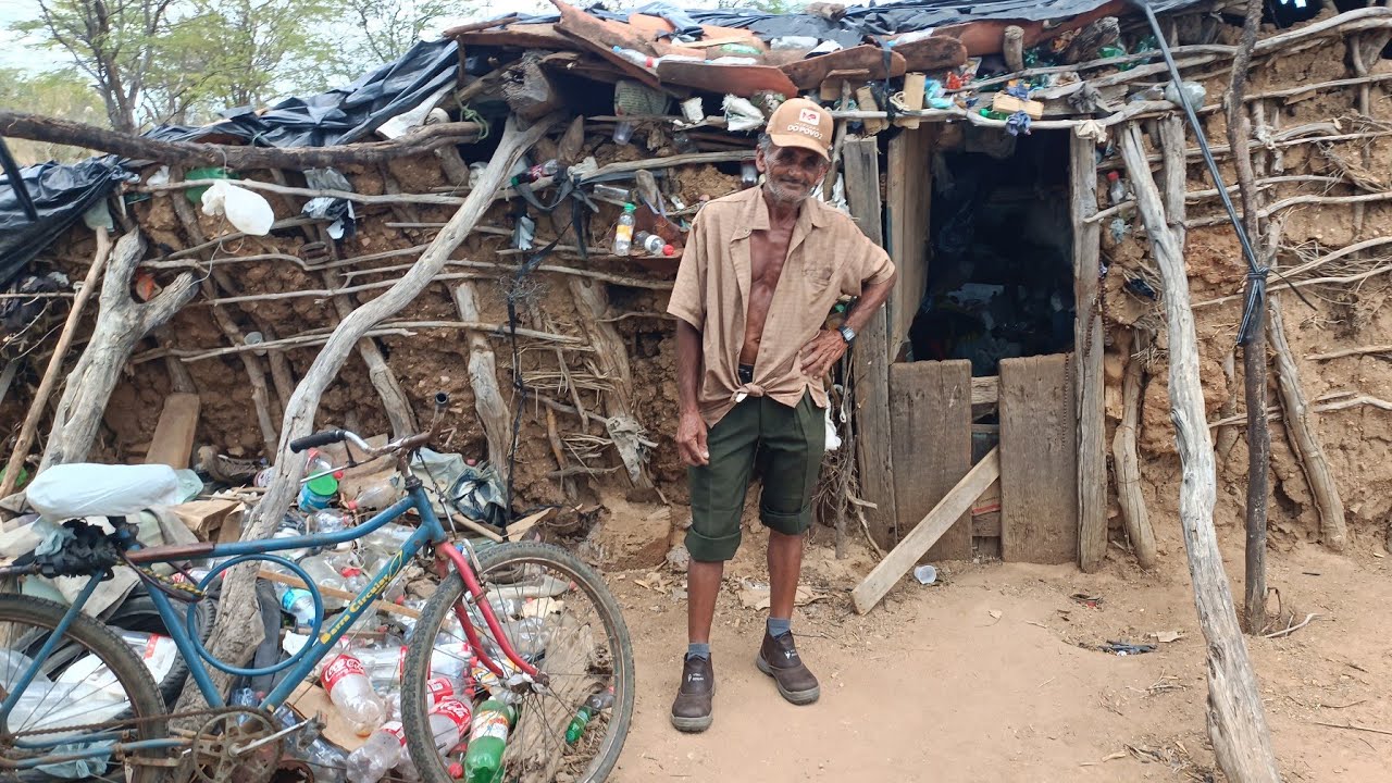 Veja a triste realidade desse homem morando nessa casa de taipa no sertão Pernambucano.