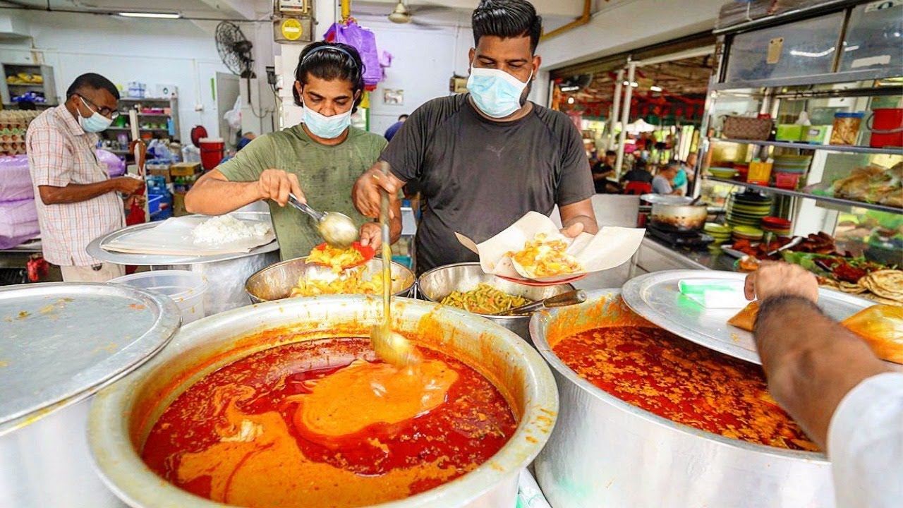 Indian Street Food in Singapore!🇸🇬 Best ROTI PRATA & CURRY RICE?🍛Tanglin Halt Market Hawker Food