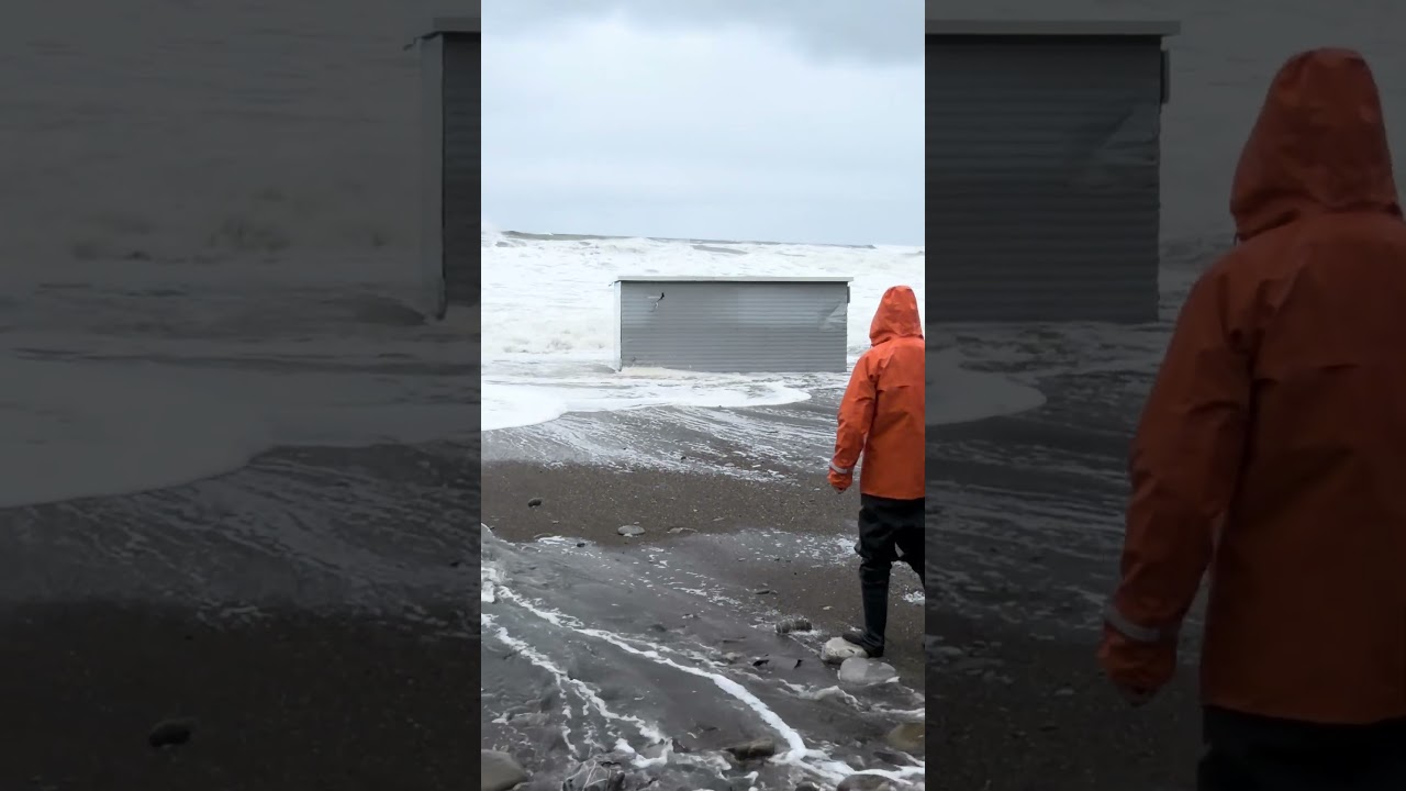 Морской киоск! Лазаревское, февральский шторм!много наснимал!  #жесть  #лазаревское  #шторм  #сочи