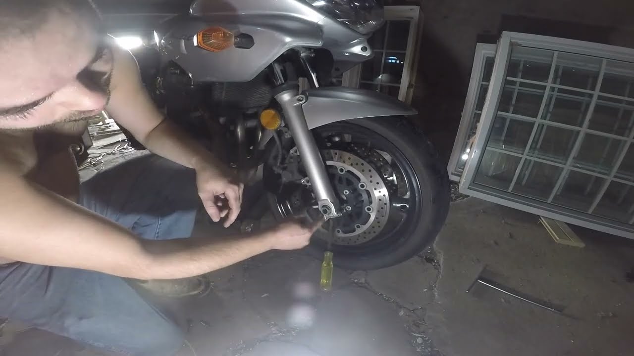 How to remove the front wheel on a suzuki bandit 1200
