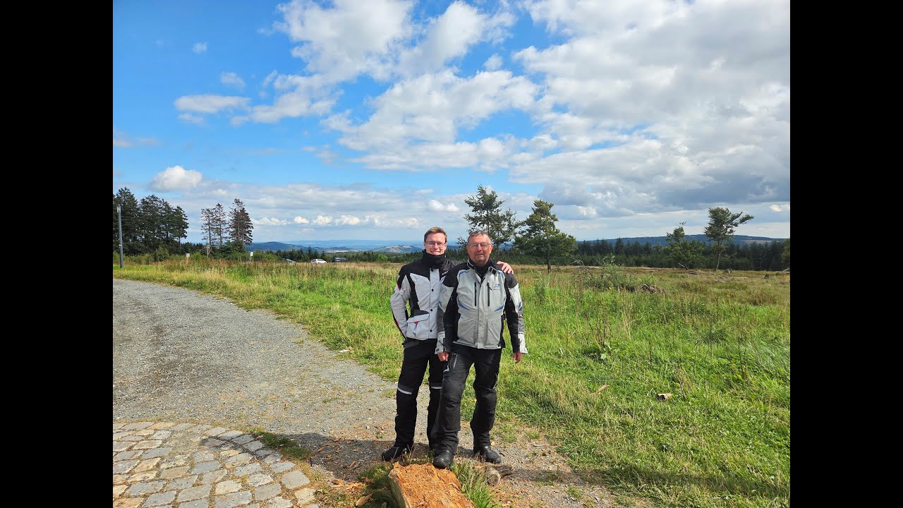 "Motorrad-Abenteuer im Sauerland: Vater & Sohn erobern die Kurven!"