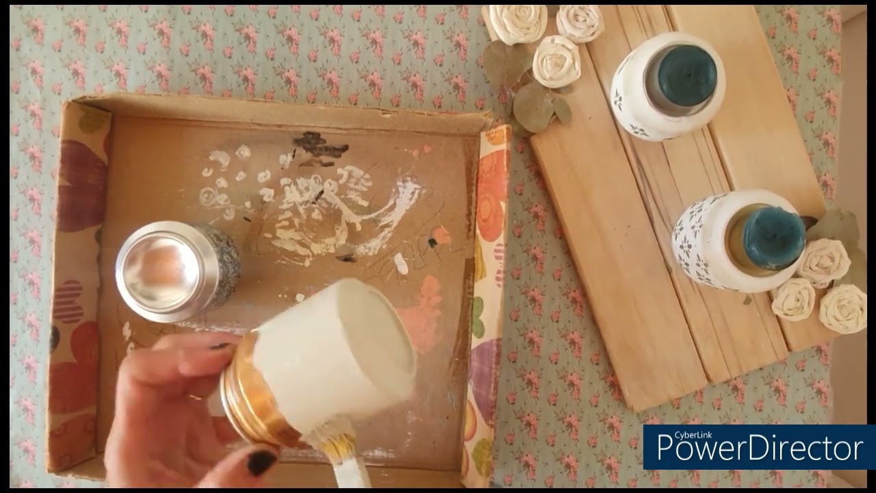 Portavelas con latas de cervezas.
