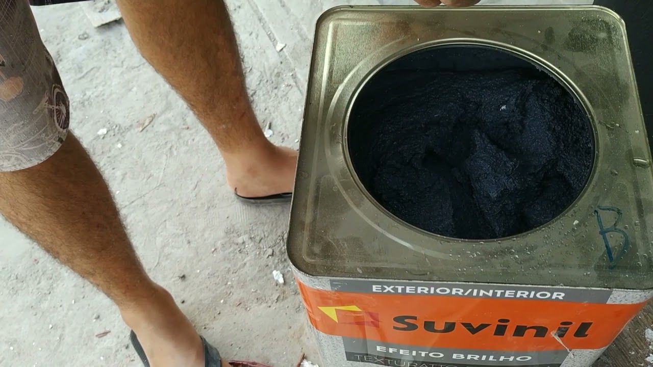 Textura toque de brilho da Suvinil na cor Preto