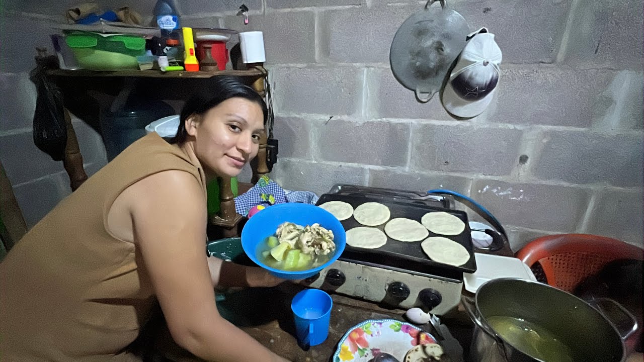 😋😋Hoy Rosi asiendo sopa de poyo😋!!pesca en el río torola 
