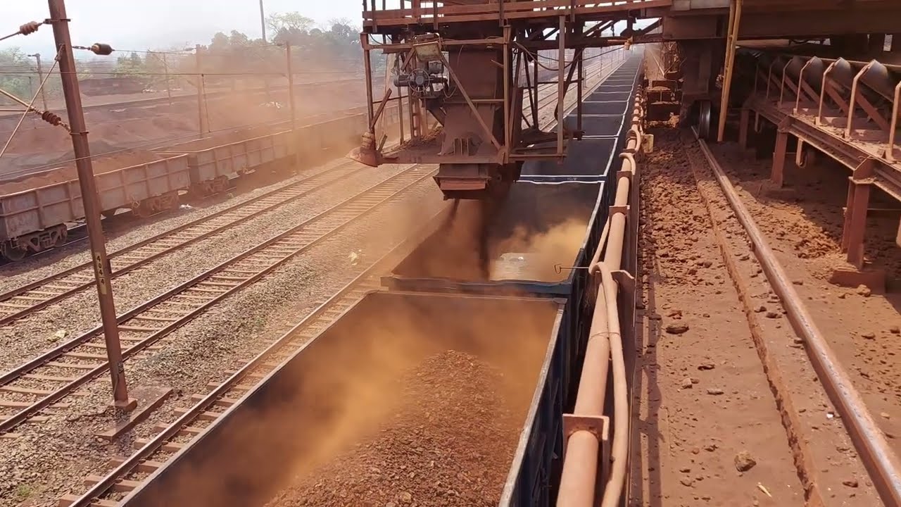 Iron ore lump loading in wagons