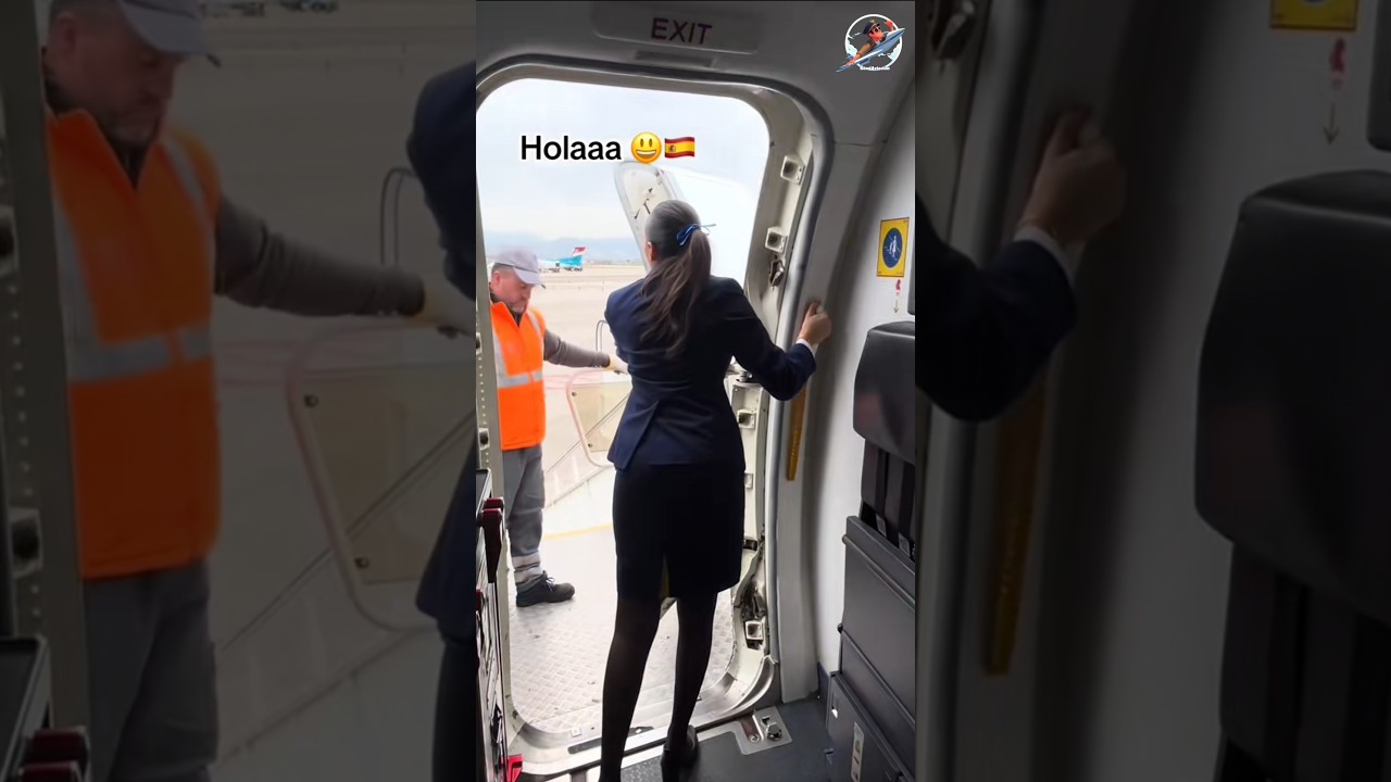 Esta azafata de vuelo saluda de forma muy original !