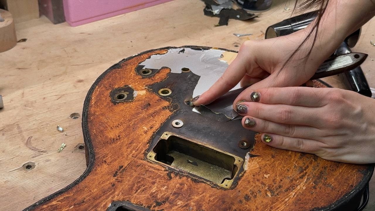 Restoring a Burned Gibson Les Paul – Bringing It Back to Life. Part 3