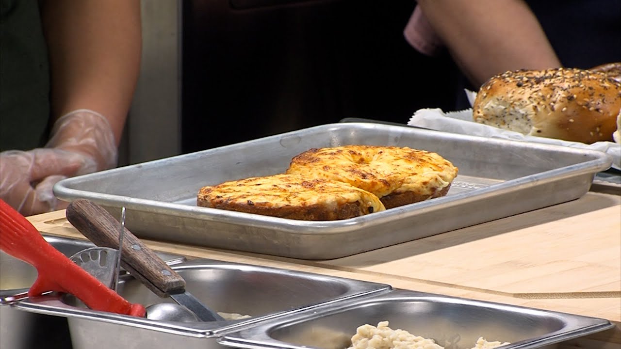 Кафе-пекарня Bagel Bakery & Cafe предлагает попробовать сливочный крабовый дип в стиле бейглов от...