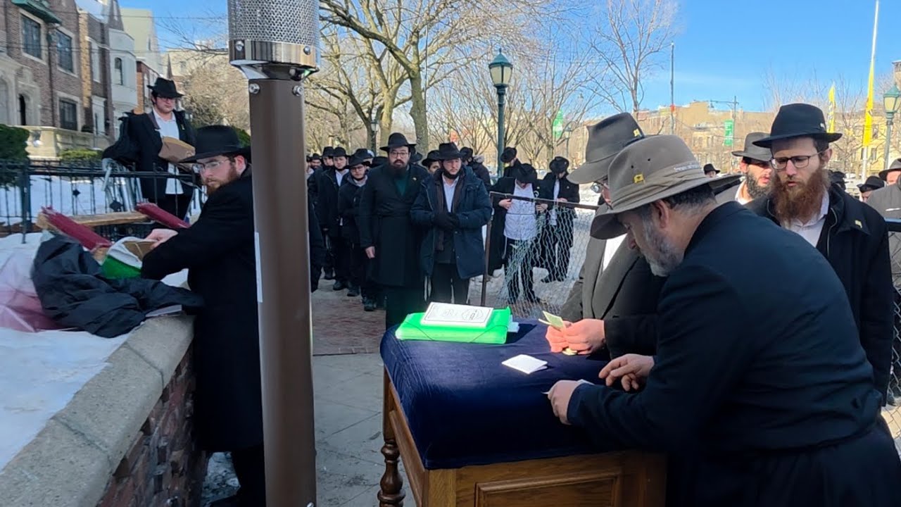 חלוקת דולרים לצדקה מהרבי שליט