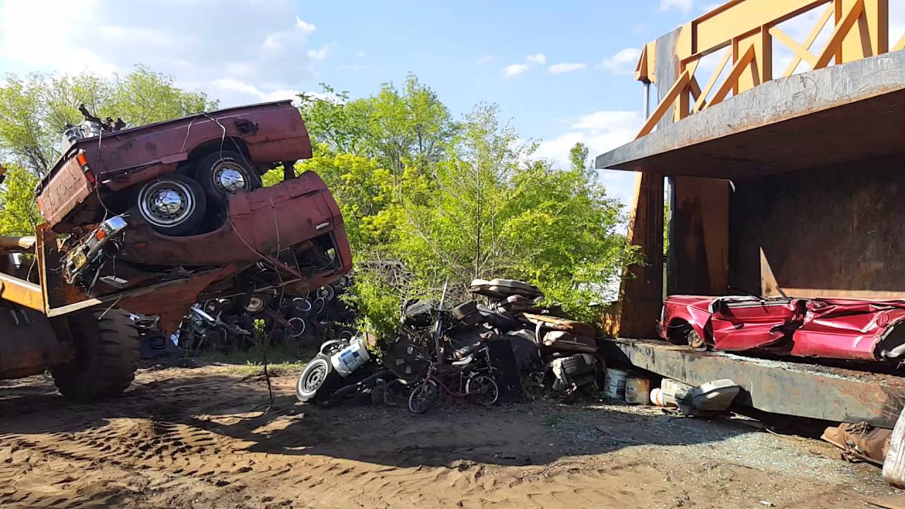 Car Crusher crushing cars 25