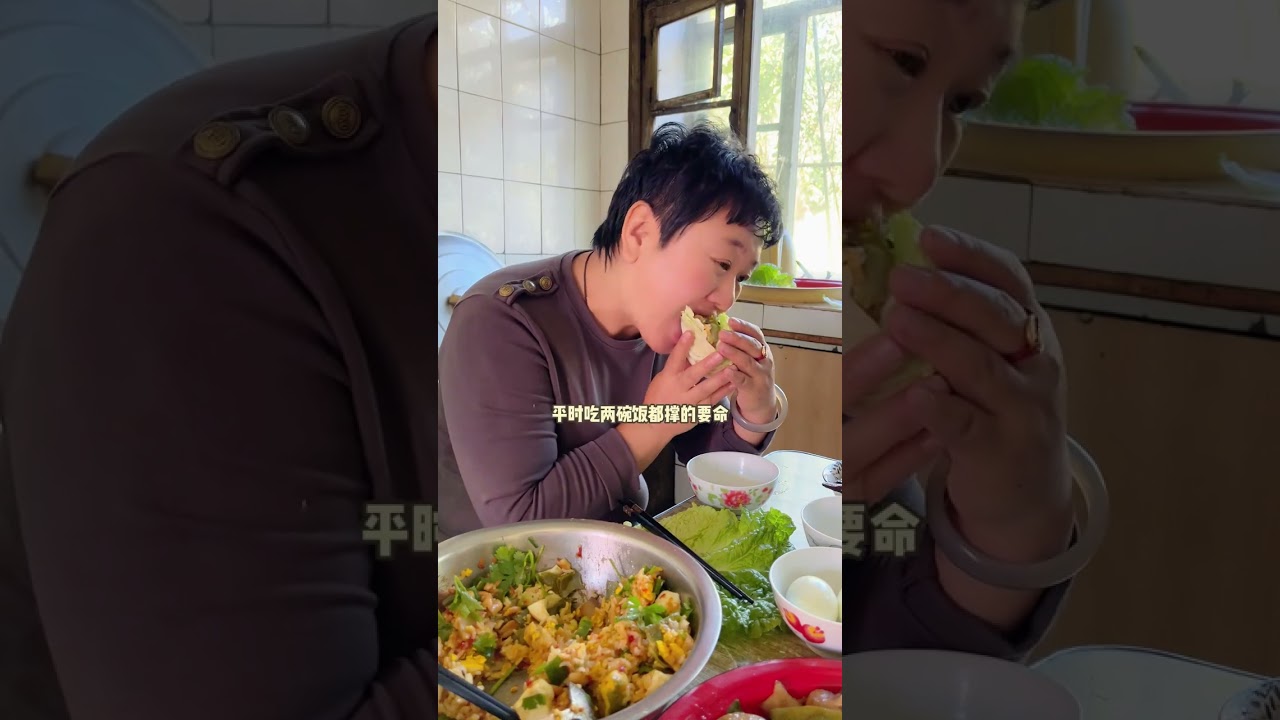 去园子摘了颗大白菜 妈妈给我包了个巨大的饭包 真香，二姨今天还采回了好多种蘑菇 我真的长了好多见识  现在都认识了不少蘑菇了 #记录真实生活 #农村生活 #我的乡村生活  #在平凡日子里热爱生活