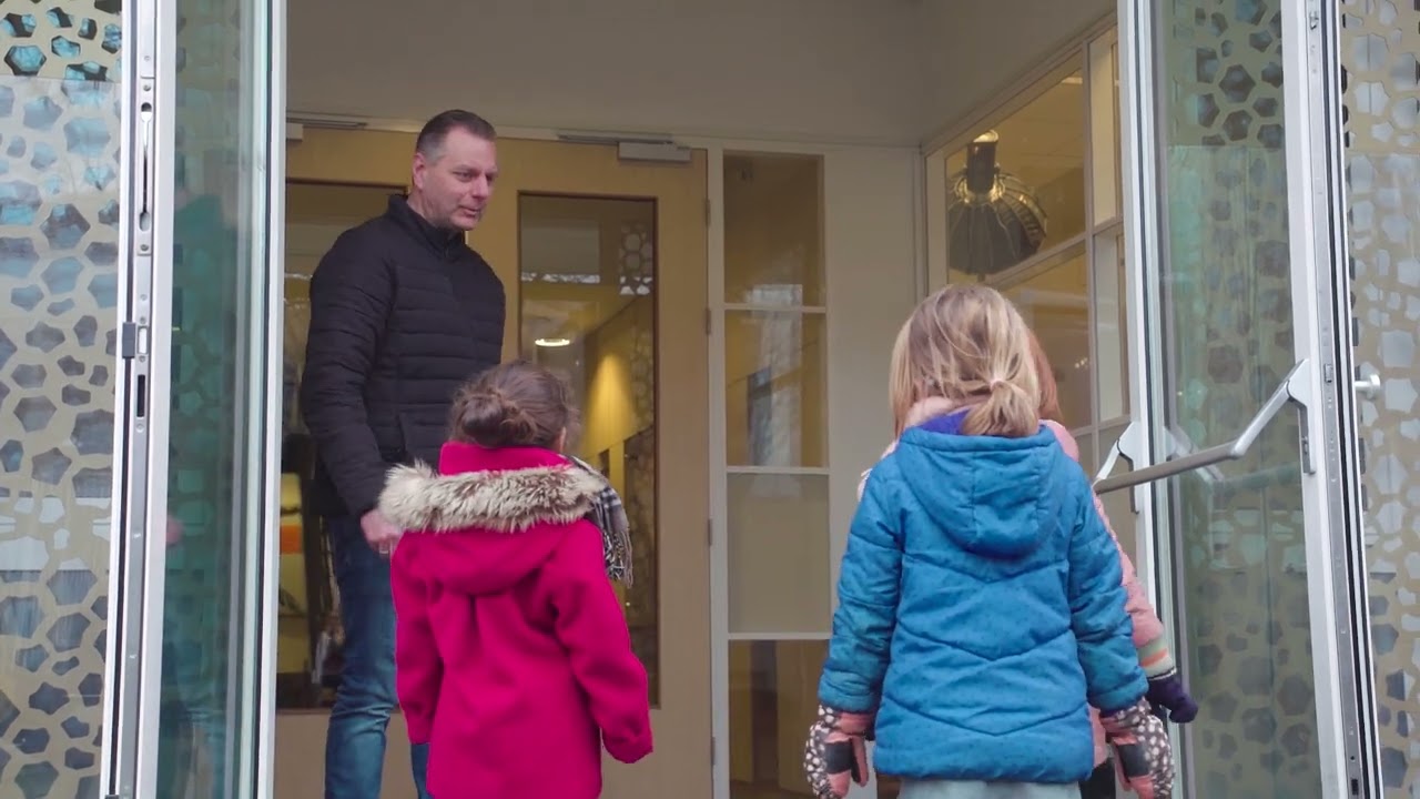 Edwin werkt als conci&euml;rge op een basisschool