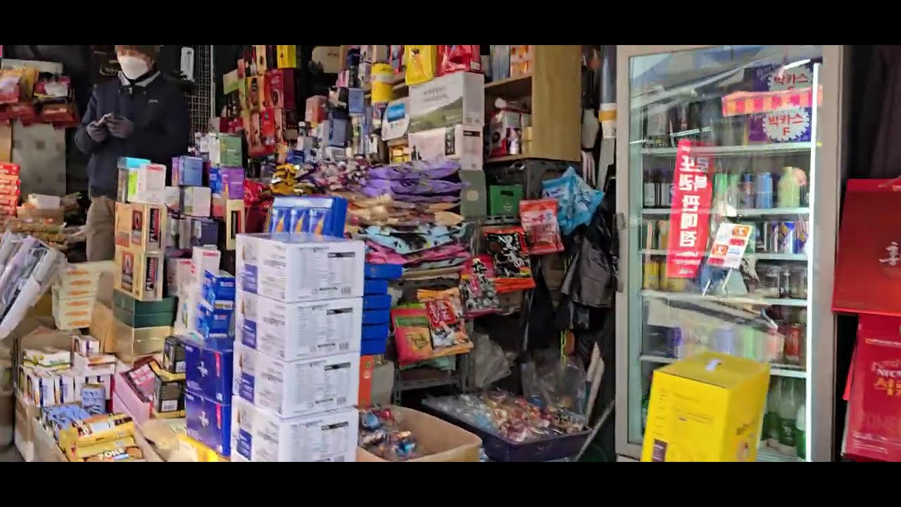 Exploring Dongmyo Flea Market in Seoul | Vintage Market Walk