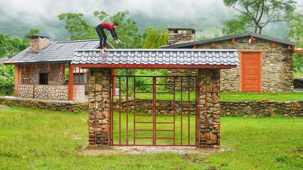 Try To Complete The Corrugated Iron Roof Stone Gate Under The Continuous Rain And Flood
