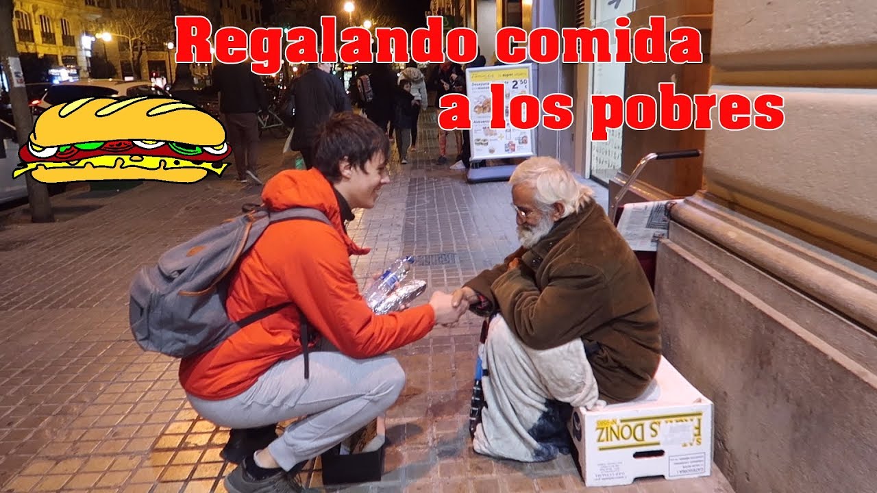 Regalando comida a la gente pobre en la calle .