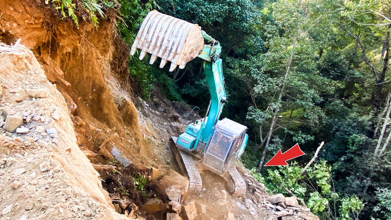Masterful Excavator Operator Carves Perfect Mountain Road: A Display of Skill and Precision