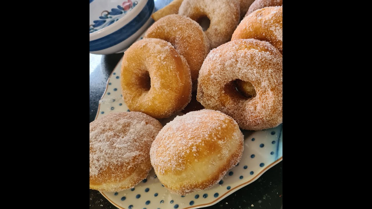 Ciambelle con lo zucchero ( graffe) e bomboloni ripieni alla nutella