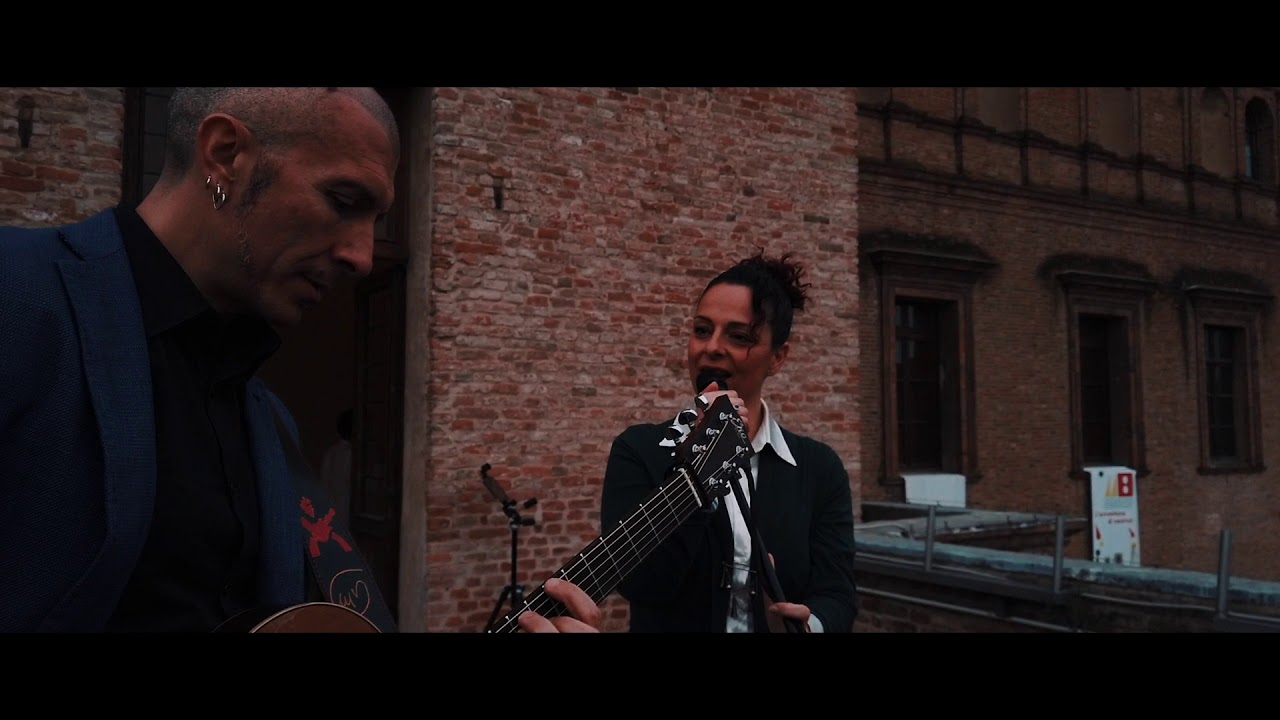 #CarpiResiste Piazza dei Martiri - Carpi - Massimo Varini e Rossella Zanasi - Hallelujah