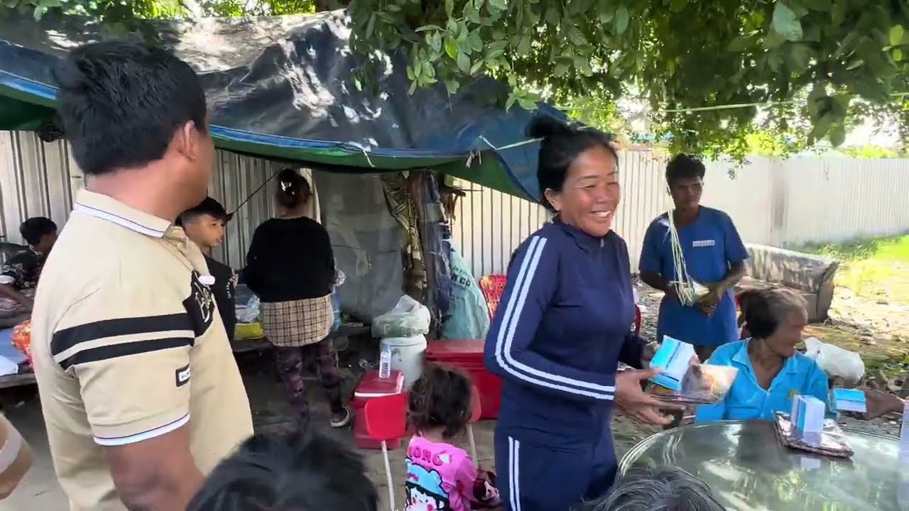 ធ្វើអាហារចែកអ្នកភូមិខ្វះខាត បានឆ្អែត្ងាញ់មួយពេល 