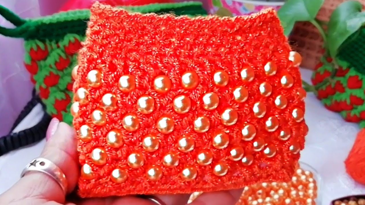 Monedero a CROCHET con ESTAMBRE cristal y perlitas.