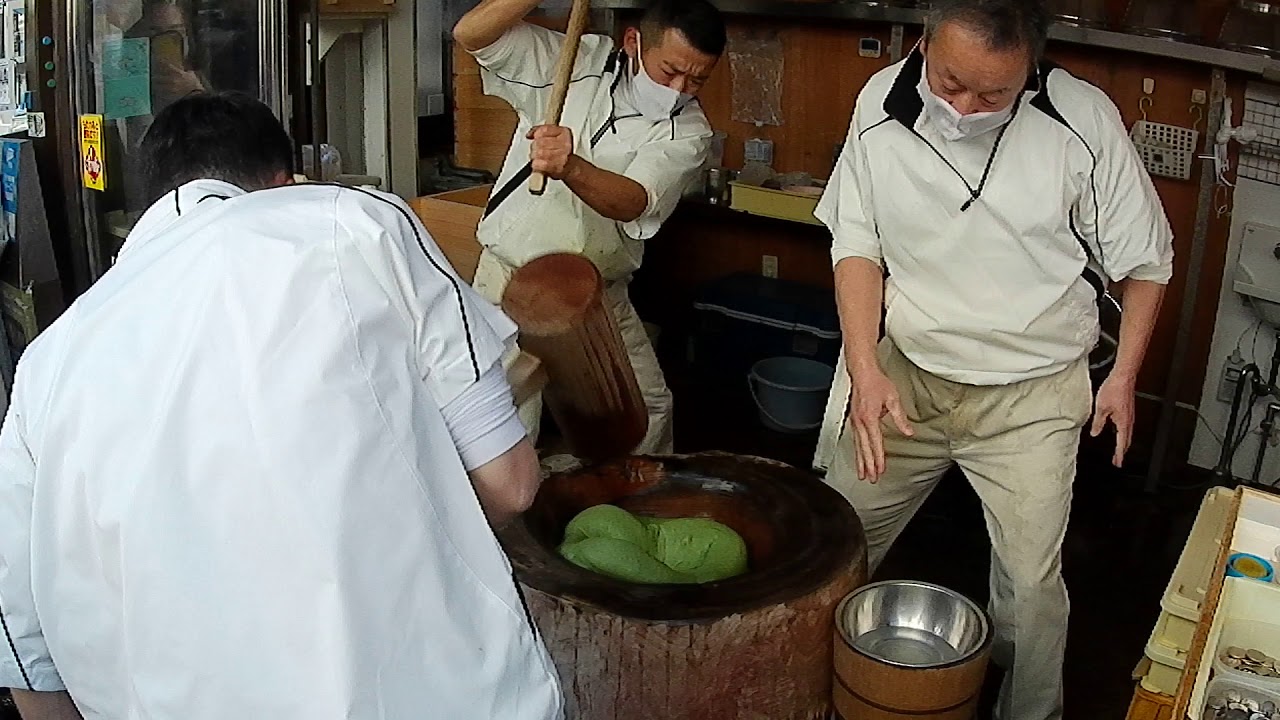 奈良公園・中谷堂さんの高速餅つき動画