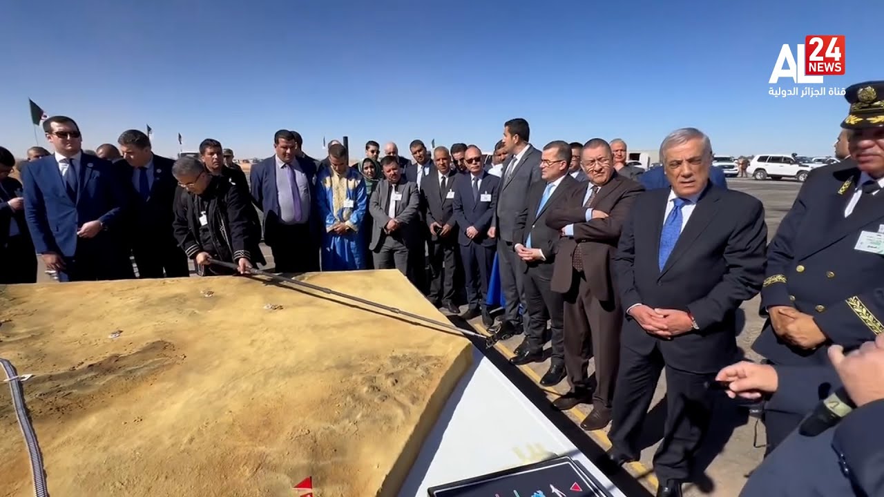 الوزير الأول الجزائري يعاين أشغال خط السكة الحديدية الذي سيربط مدينة تندوف - بشار- منجم غارا جبيلات