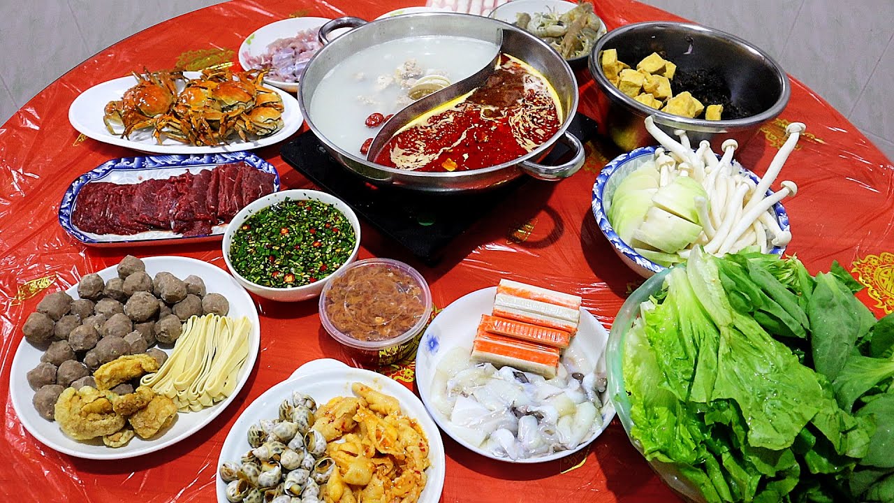 馮小廚生日，老公精心準備了一大桌的火鍋，一家人熱熱鬧鬧真開心