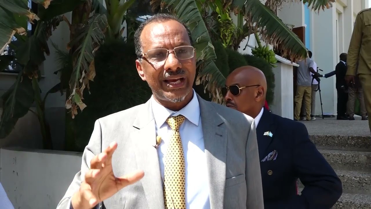 Senator Xasan oo xubin ka ah Guddiga Dastuurka, ayaa faahfaahin ka bixiyey habraacyadii uu Dastuurka