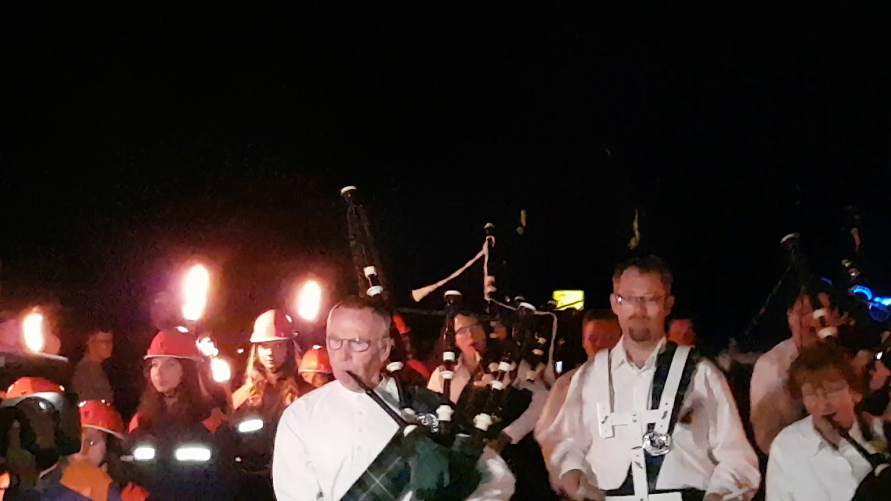 Westerwald-Pipers beim Zug über die Lahnbrücke in Dehrn