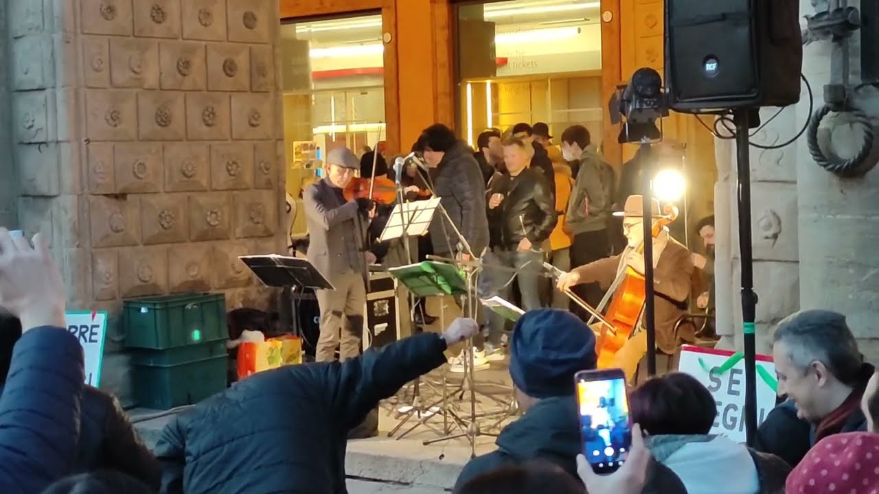 Mauro Valli suona in piazza #Nogreenpass Bologna 🇮🇹 12/2/22