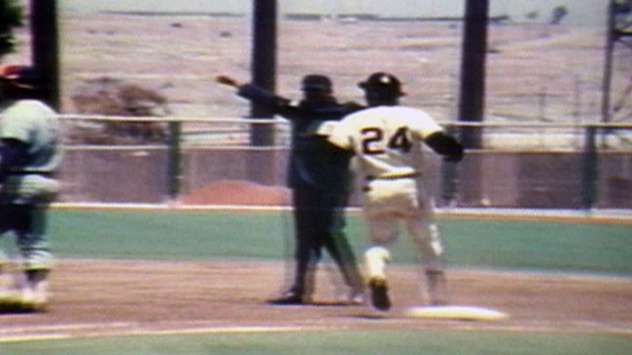 Willie Mays collects his 3,000th career hit in 1970