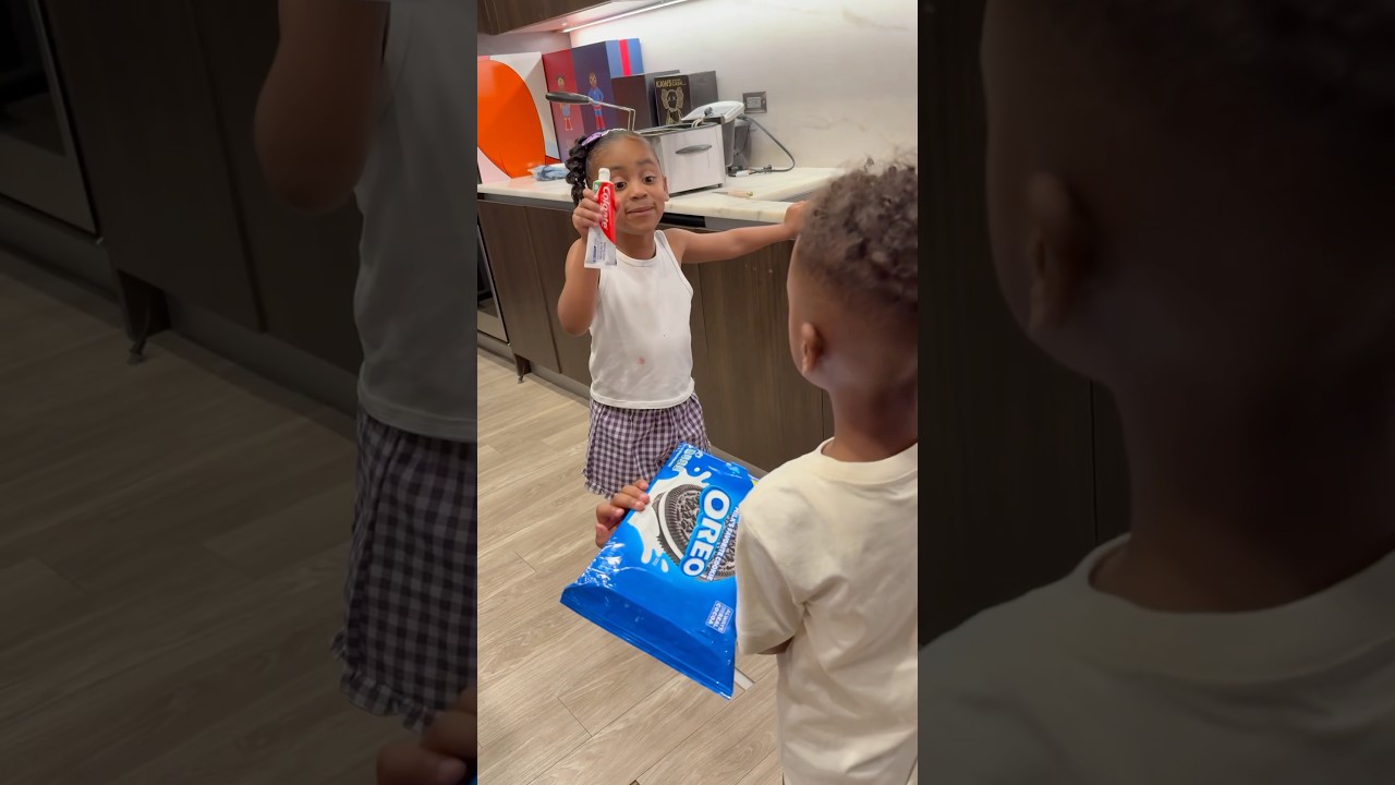 Londyn and Mj Does Oreo toothpaste prank on mom 